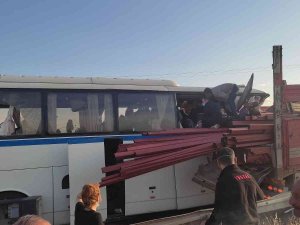 Manisa’da İşçi Servisi Tıra Çarptı: Çok Sayıda Yaralı Var