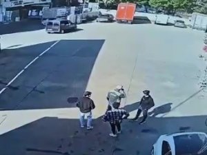 Sultanbeyli’de Polisin Kovaladığı Otomobilin Terk Edildiği Anlar Kamerada