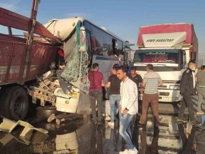 Manisa’da Feci Kaza: İ̇şçi Servisi Tıra Çarptı, 1 Kişi Öldü, 30 Kişi Yaralandı