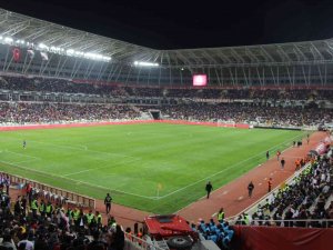 4 Eylül Stadyumu Tamamen Doldu