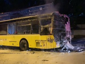 Park Halindeki İ̇ett Otobüsü Alev Alev Yandı