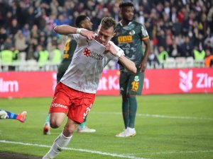 Sivasspor’un Kaptanı Hakan Siftah Yaptı