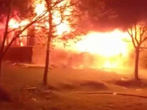Van Gölü Sahilindeki Çay Bahçesi Alev Alev Yandı