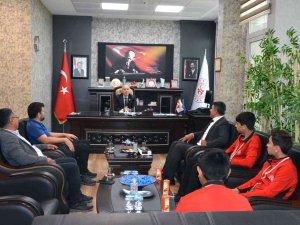 Şampiyon Güreşçiler Sevinçlerini İ̇lman’la Paylaştı