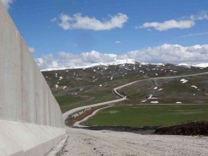 İ̇ran Sınırına Duvar Örme Çalışmaları Başladı