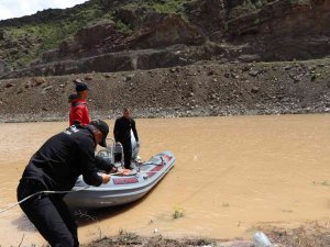 Dalgıçlar Kaza Sonrası Kaybolan Şahsı Aramaya Devam Ediyor