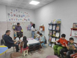 Atık Malzemeler Değerlendirilerek Kütüphaneye Dönüştürüldü