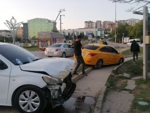 Kavşakta 2 Otomobil Kafa Kafaya Çarpıştı