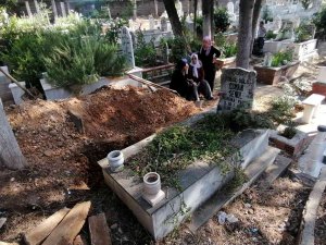 Aracında Ölü Bulunan Genç, 32 Yıl Önce Vefat Eden Ve İsmini Aldığı Abisinin Yanında Defnedildi