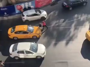 İ̇ki Taksicinin Tekmeli Yumruklu Müşteri Kavgası Kamerada