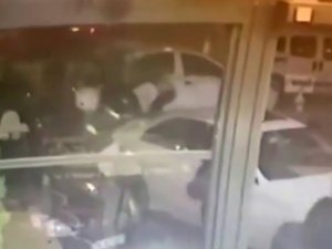 Kafe Çıkışında Tekmeli Yumruklu Kavga Kamerada