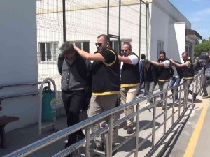 Kumarhaneden Kovuldu, Ayaklarından Vurulurken Böyle Zıpladı