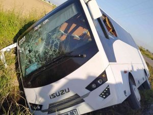 Yoldan Çıkan Midibüs Yan Yattı: 4 Yaralı