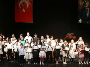 Küçük Piyanistlere Tam Not