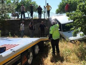 Yoldan Çıkan Otomobil Bahçeye Uçtu: 3 Yaralı