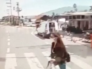 Yolun Karşısına Geçmeye Çalışırken Araç Çarptı, Yerden Kalkıp Yoluna Devam Etti