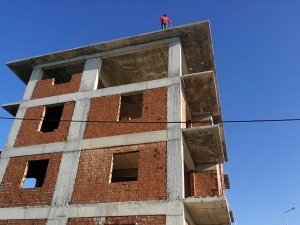 İ̇nşaat Halindeki Binanın Çatısına Çıkan Kadın Yürekleri Ağza Getirdi