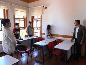 Bilgi Evi, Öğrencileri Sınava Hazırlıyor