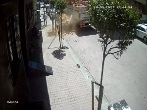 Bahçelievler’de Tırdan İndirilen Tuğlalar Otomobilin Üzerine Devrildi