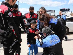 Lösemi Hastası Küçük Çocuğa Polislerden Duygulandıran Sürpriz