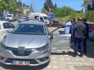 Vakaya Giden Ambulans Otomobille Çarpıştı: 1 Yaralı