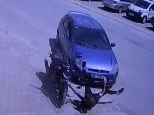 Otomobil İle Çarpışan Motosikletin Sürücüsü Böyle Havalandı