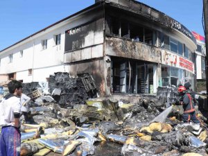 İ̇nşaat Malzemelerinin Olduğu Depo Alev Alev Yandı