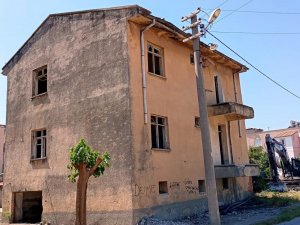 Mersin’de 2 Katlı Eski Binanın Yıkımı Gerçekleştirildi