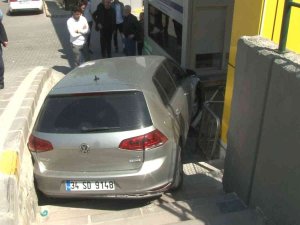 Başakşehir’de Otomobil Site Girişine Uçtu