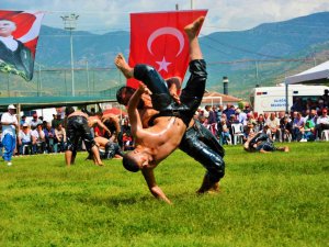 Başpehlivanlar Ege’nin Kırkpınar’ı Helvacı’da Er Meydanına İniyor