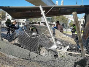 Bursa’da Otomobil Durağa Daldı: 1 Yaralı