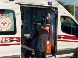 Yola Atlayan 2 Çocuğa Otomobil Çarptı