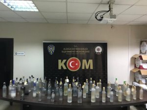İ̇zmir’de Sahte İçki Servisi Yapan Eğlence Mekanına Polisten Baskın