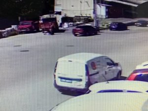 Yaşlı Kadının Kamyonetin Altında Kaldığı Anlar Kamerada