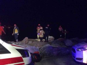 Kadıköy Sahili’nde Kayalıklara Düşürdüğü Telefon Kulaklığını Almaya Çalışırken Sıkışan Bir Kişi 3 Buçuk Saat Sonra Kurtarıldı