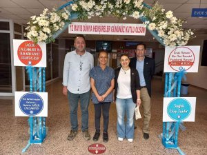 Fethiye’de Hemşirelere Çiçekli Karşılama