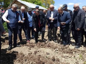 Kuru Fasulye Tohumları 1080 Rakımda Toprakla Buluştu