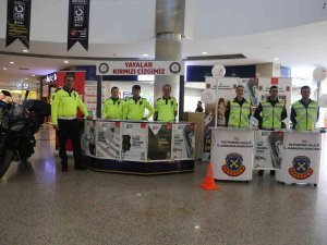 Trafik Ekipleri Avm’de Stant Açarak Çocukları Bilgilendirdi