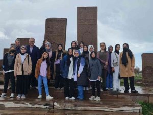 Öğrenciler Ahlat’ın Tarihi Mekanlarını Gezdi