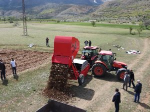 Taş Toplama Makinasıyla Ekilemeyen Topraklar Can Bulacak