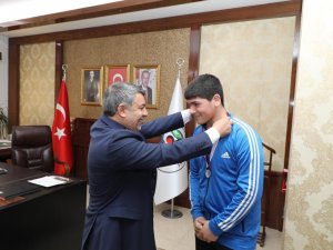 Başkan Şayir, Şampiyon Sporcuyu Ağırladı