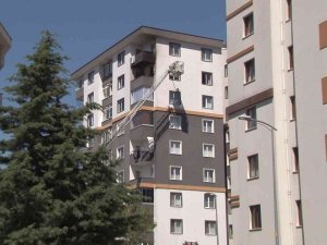 Ümraniye’de Yanan Evden Dumanların Yayıldığı Anlar Kamerada