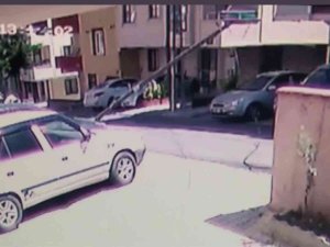 Sancaktepe’de Tır Elektrik Direğini Devirdi, Anne Ve Çocukları Kıl Payı Kurtuldu