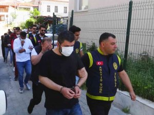Fuhuş Operasyonunda 13 Şüpheli Yakalandı