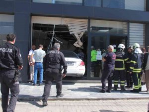 Kontrolden Çıkan Lüks Otomobil, Vergi Dairesine Daldı