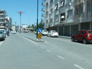 Aydınlatma Direğine Ve Trafik Levhasına Çarpan Motosiklet Sürücüsü, Hastanede Yaşam Mücadelesi Veriyor