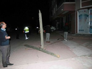 Kamyonla İş Makinesi Taşırken Mahalleyi İnternetsiz Bıraktı