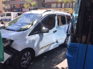 Başkentte Halk Otobüsü İle Ticari Araç Çarpıştı: 2 Yaralı