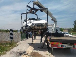 Bursa’da Kontrolden Çıkan Otomobil Köprüden Uçtu: 2 Yaralı