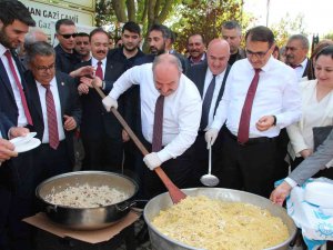 Bakan Varank Pilav Kazanı Karıştırdı, Bakan Dönmez İse Pilav Dağıttı